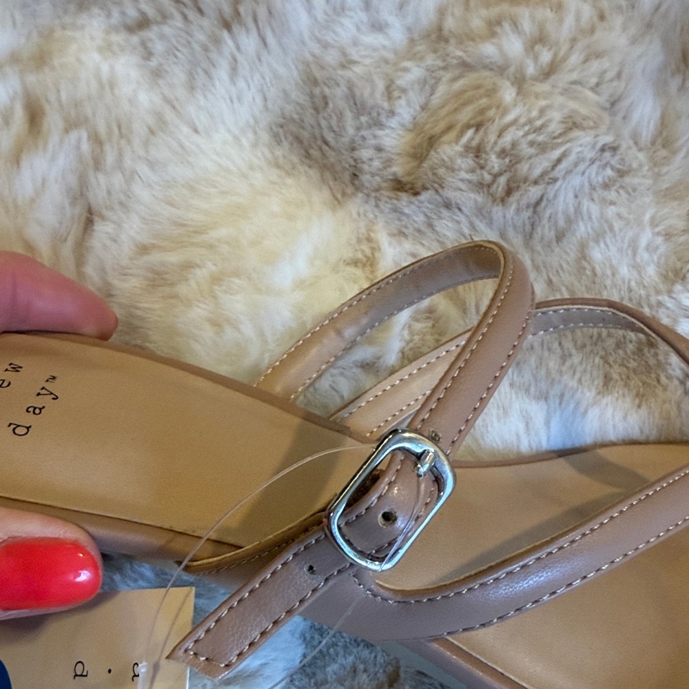 a new day Women's Tan Strappy Toe-Loop Sandals size 7 NWT - Picture 3 of 8